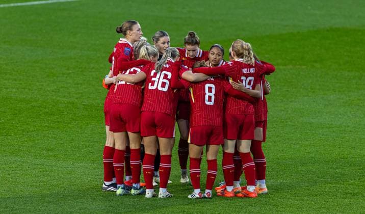 Football - FA Women™s Super League - Liverpool FC Women v Arsenal FC Women ST HELENS, ENGLAND - Sunday, December 15, 2024: Liverpool players form a pre-match huddle before the second-half during the FA Women™s Super League match between Liverpool FC Women and Arsenal FC Women at the St Helens Stadium. (Photo by David Rawcliffe Propaganda) ST HELENS St Helens Stadium MERSEYSIDE ENGLAND Copyright: xPropagandaxPhotoxAgencyx P2024-12-15-Liverpool_W_Arsenal_W-29