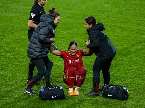 Football - FA Women™s Super League - Liverpool FC Women v Arsenal FC Women ST HELENS, ENGLAND - Sunday, December 15, 2024: Liverpool s Olivia Smith is treated for an injury during the FA Women™s Super League match between Liverpool FC Women and Arsenal FC Women at the St Helens Stadium. (Photo by David Rawcliffe Propaganda) ST HELENS St Helens Stadium MERSEYSIDE ENGLAND Copyright: xPropagandaxPhotoxAgencyx P2024-12-15-Liverpool_W_Arsenal_W-41