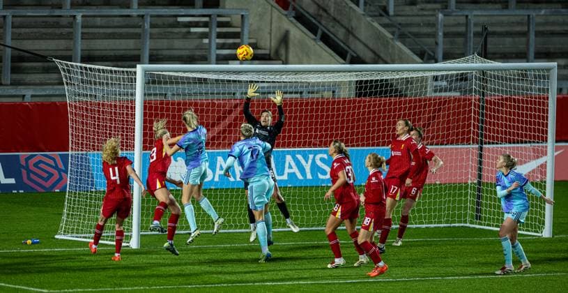Football - FA Women™s Super League - Liverpool FC Women v Arsenal FC Women ST HELENS, ENGLAND - Sunday, December 15, 2024: Liverpool s goalkeeper Teagan Micah looks on as Arsenal s Leah Williamson heads over the bar during the FA Women™s Super League match between Liverpool FC Women and Arsenal FC Women at the St Helens Stadium. (Photo by David Rawcliffe Propaganda) ST HELENS St Helens Stadium MERSEYSIDE ENGLAND Copyright: xPropagandaxPhotoxAgencyx P2024-12-15-Liverpool_W_Arsenal_W-42
