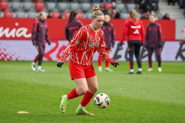 Alara Sehitler FC Bayern Muenchen, 14 warming up before the game, GER, FC Bayern Muenchen vs 1 FFC Turbine Potsdam, Football, Google Pixel Womens Bundesliga, Matchday 12, Season 2024 2025, 15 12 2024, DFB REGULATES PROHIBIT ANY USE OF PHOTOGRAPHS AS IMAGE SEQUENCES AND OR QUASI VIDEO, GER, FC Bayern Muenchen vs 1 FFC Turbine Potsdam, Football, Google Pixel Womens Bundesliga, Matchday 12, Season 2024 2025, 15 12 2024 Muenchen Copyright: xEibner-Pressefoto JennixMaulx EP_JML