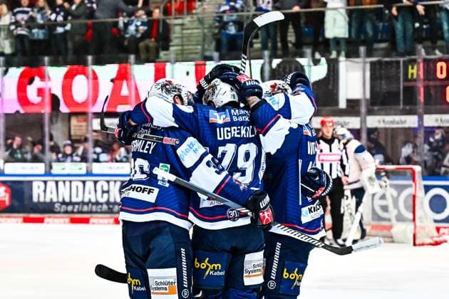 Goal celebration, jubilation, joy for goal scorer Colin Ugbekile Iserlohn Roosters, 79 Brandon Gormley Iserlohn Roosters, 36 Jake Virtanen Iserlohn Roosters, 19 , GER, Iserlohn Roosters vs Schwenninger Wild WIngs, Ice Hockey, Penny DEL, 27 Matchday, Season 2024 2025, 18 12 2024, GER, Iserlohn Roosters vs Schwenninger Wild Wings, Ice Hockey, Penny DEL, 27 Matchday, Season 2024 2025, 18 12 2024 Iserlohn Copyright: xJonasxBrockmann Eibner-Pressefotx EP_JBN