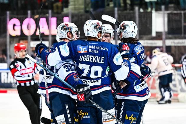 Goal celebration, jubilation, joy for goal scorer Colin Ugbekile Iserlohn Roosters, 79 Brandon Gormley Iserlohn Roosters, 36 Jake Virtanen Iserlohn Roosters, 19 John Broda Iserlohn Roosters, 22 , GER, Iserlohn Roosters vs Schwenninger Wild WIngs, Ice Hockey, Penny DEL, 27 Matchday, Season 2024 2025, 18 12 2024, GER, Iserlohn Roosters vs Schwenninger Wild Wings, Ice Hockey, Penny DEL, 27 Matchday, Season 2024 2025, 18 12 2024 Iserlohn Copyright: xJonasxBrockmann Eibner-Pressefotx EP_JBN