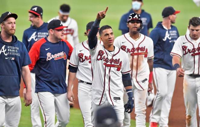 MLB, Baseball Herren, USA 2021: Philadelphia Phillies vs Atlanta Braves MAY 08 May 08, 2021: Atlanta Braves outfielder Ehire Adrianza (center) points to the crowd while walking off the field after hitting a single during the twelfth inning that led to the winning run of a MLB game at Truist Park against the Philadelphia Phillies in Atlanta, GA. The Braves won in extra innings. Austin McAfee CSM Atlanta Georgia USA EDITORIAL USE ONLY Copyright: xx ZUMA-20210509_zaf_c04_002.jpg AustinxMcafeex csmphototwo741649