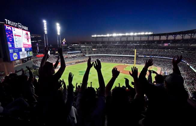 MLB, Baseball Herren, USA 2021: Philadelphia Phillies vs Atlanta Braves MAY 08 May 08, 2021: Fans do the wave as apart of a full capacity crowd at a MLB game between the Philadelphia Phillies and Atlanta Braves at Truist Park in Atlanta, GA. The Braves won in extra innings. Austin McAfee CSM Atlanta Georgia USA EDITORIAL USE ONLY Copyright: xx ZUMA-20210508_zaf_c04_195.jpg AustinxMcafeex csmphototwo741698