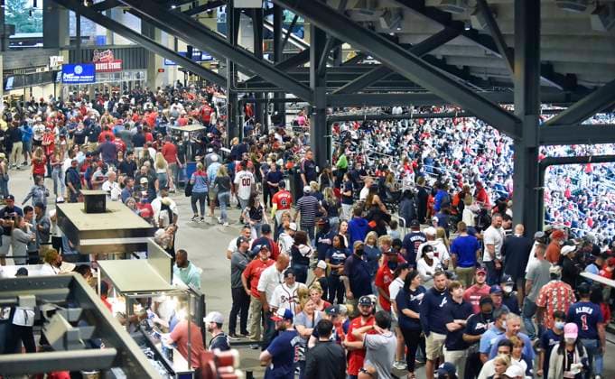 MLB, Baseball Herren, USA 2021: Philadelphia Phillies vs Atlanta Braves MAY 08 May 08, 2021: Fans fill the lower concourse area of Truist Park during a MLB game between the Philadelphia Phillies and Atlanta Braves at Truist Park in Atlanta, GA. The Braves won in extra innings. Austin McAfee CSM Atlanta Georgia USA EDITORIAL USE ONLY Copyright: xx ZUMA-20210508_zaf_c04_223.jpg AustinxMcafeex csmphototwo741886