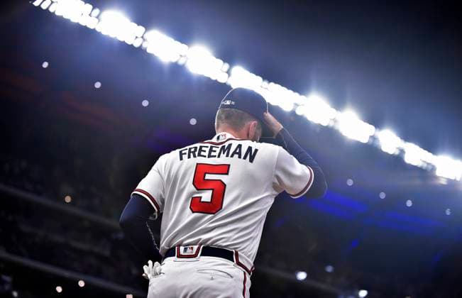 MLB, Baseball Herren, USA 2021: Philadelphia Phillies vs Atlanta Braves MAY 08 May 08, 2021: Atlanta Braves first baseman Freddie Freeman adjusts his hat as he runs onto the field before the start of the ninth inning of a MLB game against the Philadelphia Phillies at Truist Park in Atlanta, GA. The Braves won in extra innings. Austin McAfee CSM Atlanta Georgia USA EDITORIAL USE ONLY Copyright: xx ZUMA-20210508_zaf_c04_224.jpg AustinxMcafeex csmphototwo741887