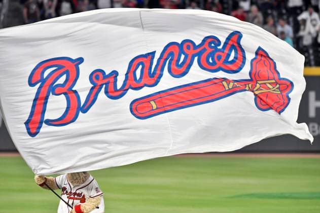 MLB, Baseball Herren, USA 2021: Philadelphia Phillies vs Atlanta Braves MAY 08 May 08, 2021: The Atlanta Braves flag is waved by the mascot after winning a MLB game in extra innings against the Philadelphia Phillies at Truist Park in Atlanta, GA. Austin McAfee CSM Atlanta Georgia USA EDITORIAL USE ONLY Copyright: xx ZUMA-20210509_zaf_c04_003.jpg AustinxMcafeex csmphototwo741925
