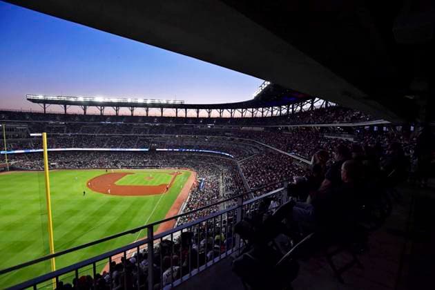 MLB, Baseball Herren, USA 2021: Philadelphia Phillies vs Atlanta Braves MAY 08 May 08, 2021: A full capacity crowd attends a MLB game between the Philadelphia Phillies and Atlanta Braves at Truist Park in Atlanta, GA. Austin McAfee CSM Atlanta Georgia USA EDITORIAL USE ONLY Copyright: xx ZUMA-20210508_zaf_c04_228.jpg AustinxMcafeex csmphototwo741929