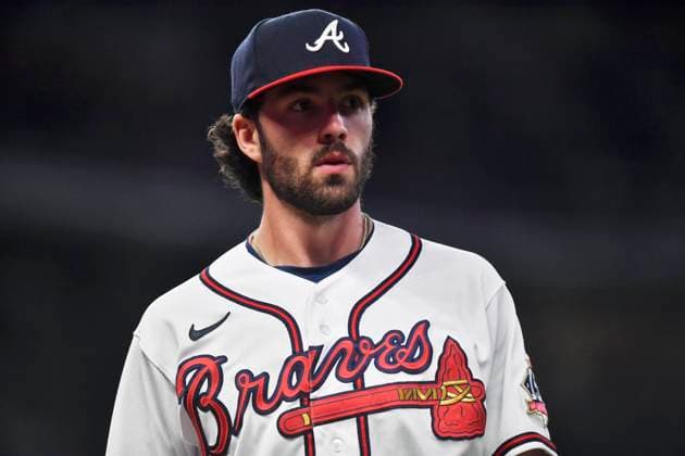 MLB, Baseball Herren, USA 2021: Philadelphia Phillies vs Atlanta Braves MAY 08 May 08, 2021: Atlanta Braves infielder Dansby Swanson walks back to the dugout during the ninth inning of a MLB game against the Philadelphia Phillies at Truist Park in Atlanta, GA. The Braves won in extra innings. Austin McAfee CSM Atlanta Georgia USA EDITORIAL USE ONLY Copyright: xx ZUMA-20210508_zaf_c04_229.jpg AustinxMcafeex csmphototwo741968
