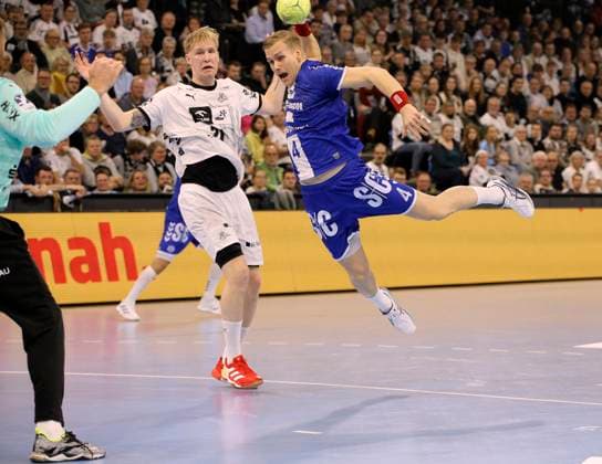 Photo Ellidi Snaer Vidarsson Gummersbach throws against Eric Johansson Kiel Handball Herren 1 Bundesliga Pokalspiel am Thu 19 12 2024 THW Kiel VfL Gummersbach DHB Pokal , Viertelfinale