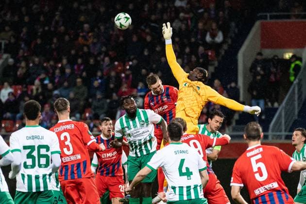 Lawrence Ati Zigi FC St Gallen, 01 with Fistball, Patrick Mainka 1 FC Heidenheim, 06 , Mikkel Kaufmann 1 FC Heidenheim, 29 , Jozo Stanic FC St Gallen, 04 GER, FC Heidenheim vs FC St Gallen, Football, UEFA Conference League, Matchday 6, Season 2024 2025, 19 12 2024 DFL REGULATIONS PROHIBIT ANY USE OF PHOTOGRAPHS AS IMAGE SEQUENCES AND OR QUASI VIDEO GER, FC Heidenheim vs FC St Gallen, Football, UEFA Conference League, Matchday 6, Season 2024 2025, 19 12 2024 Heidenheim Copyright: xEibner-Pressefoto RogerxBuerkex EP_RBE