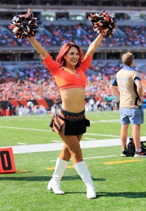 NFL, American Football Herren, USA 2021: Packers vs Bengals OCT 10 October 10, 2021: One of the Cincinnati Ben-GALS performs at the NFL football game between the Green Bay Packers and the Cincinnati Bengals at Paul Brown Stadium in Cincinnati, Ohio. JP Waldron Cal Media Cincinnati Ohio USA EDITORIAL USE ONLY Copyright: xx ZUMA-20211010_zaf_c04_381.jpg JpxWaldronx csmphototwo804276