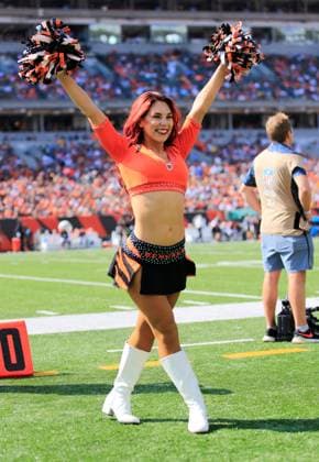 NFL, American Football Herren, USA 2021: Packers vs Bengals OCT 10 October 10, 2021: One of the Cincinnati Ben-GALS performs at the NFL football game between the Green Bay Packers and the Cincinnati Bengals at Paul Brown Stadium in Cincinnati, Ohio. JP Waldron Cal Media Cincinnati Ohio USA EDITORIAL USE ONLY Copyright: xx ZUMA-20211010_zaf_c04_380.jpg JpxWaldronx csmphototwo804277