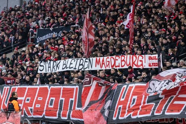 3 Liga Rot Weiss Essen VfB Stuttgart II 21 12 2024 Fans of Rot Weiß Essen with the banner, Strak bleiben Magdeburg , minutes silence until the start of the match 3 Liga Rot Weiss Essen VfB Stuttgart II Essen, Stadion an der Hafenstrasse, 21 12 2024 DFB regulations prohibit any use of photographs as image sequences and or quazi video Copyright: xBEAUTIFULxSPORTS Buriakovx