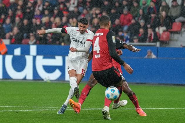 Vincenzo Grifo SC Freiburg, 32 scores a goal , Soccer, 1 Bundesliga, Matchday 15, 2024 2025, Bayer 04 Leverkusen vs SC Freiburg, 21 12 2024, BayArena, Leverkusen, Germany DFL REGULATIONS PROHIBIT ANY USE OF PHOTOGRAPHS AS IMAGE SEQUENCES AND OR QUASI VIDEO Leverkusen BayArena Nordrhein Westfalen Germany Copyright: xArnexAmbergx
