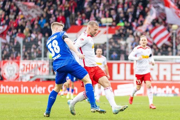22 12 2024, Soccer, GER, Season, 2 Liga, Season 2024 2025, Matchday 17, SSV Jahn Regensburg SV Darmstadt 98 Clemens Riedel vs Eric Hottmann SSV Jahn Regensburg DFL REGULATIONS PROHIBIT ANY USE OF PHOTOGRAPHS AS IMAGE SEQUENCES AND OR QUASI VIDEO Regensburg Bayern Germany Jahnstadion Regensburg