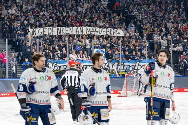 The fans in the Nordkurve with a banner in memory of Magdeburg GER, EHC Red Bull Muenchen vs Iserlohn Roosters, Ice Hockey, DEL, Matchday 29, Season 2024 2025, 22 12 2024 GER, EHC Red Bull Muenchen vs Iserlohn Roosters, Ice Hockey, DEL, Matchday 29, Season 2024 2025, 22 12 2024 Muenchen Copyright: xEibner-Pressefoto HeikexFeinerx EP_HFR