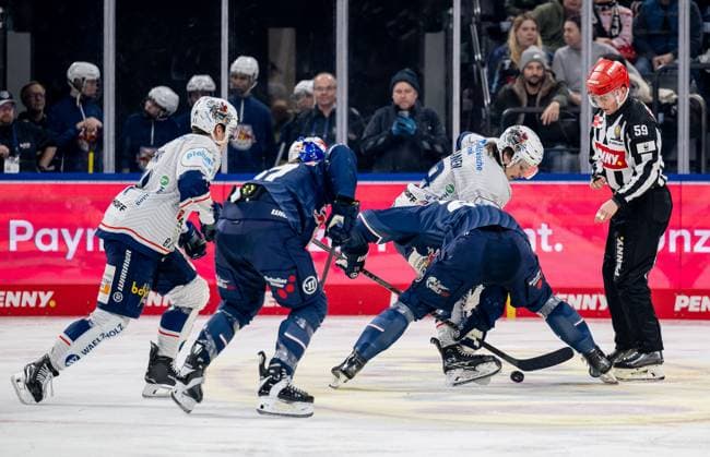 Linesperson Jonas Reinold executes a faceoff between Jake Virtanen Iserlohn Roosters, 19 and Andreas Eder EHC Red Bull Muenchen, 20 GER, EHC Red Bull Muenchen vs Iserlohn Roosters, Ice Hockey, DEL, Matchday 29, Season 2024 2025, 22 12 2024 GER, EHC Red Bull Muenchen vs Iserlohn Roosters, Ice Hockey, DEL, Matchday 29, Season 2024 2025, 22 12 2024 Muenchen Copyright: xEibner-Pressefoto HeikexFeinerx EP_HFR