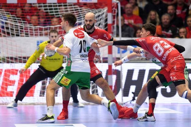 Renars Uscins TSV Hannover Burgdorf, 10 on the ball , Adrian Sipos MT Melsungen 8 , Ian Barrufet MT Melsungen 83 R , Nebojsa Simic Goalkeeper MT Melsungen 16 back , GER, MT Melsungen TSV Hannover Burgdorf, Handball, 1 Bundesliga, Matchday 17, Season 2024 2025, 23 12 2024, GER, MT Melsungen TSV Hannover Burgdorf, Handball, 1 Bundesliga, Matchday 17, Season 2024 2025, 23 12 2024 Kassel Copyright: xEibner-Pressefotox xRolandxSippex EP_RSL