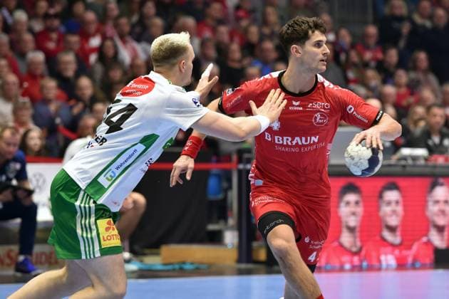 Nikolaj Enderleit MT Melsungen 4 on the ball , Justus Fischer TSV Hannover Burgdorf, 54 , GER, MT Melsungen TSV Hannover Burgdorf, Handball, 1 Bundesliga, 17 Matchday, Season 2024 2025, 23 12 2024, GER, MT Melsungen TSV Hannover Burgdorf, Handball, 1 Bundesliga, 17 Matchday, Season 2024 2025, 23 12 2024 Kassel Copyright: xEibner-Pressefotox xRolandxSippex EP_RSL