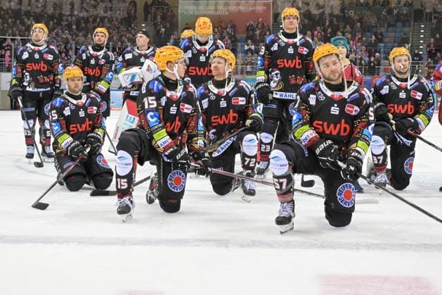 The Penguins celebrate with the fans , Fischtown Pinguins Koelner Haie, Ice Hockey, German Ice Hockey League, DEL, 26 12 2024 Bremerhaven Bremen Germany Copyright: xkolbert-press BurghardxSchreyerx