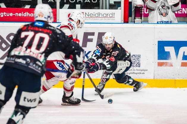 Battle for the puck duel between Lukas Muehlbauer Towerstars Ravensburg, 89 and Corey Trivino Eisbaeren Regensburg, 86 , GER, Ravensburg Towerstars vs Eisbaeren Regensburg, Ice Hockey, DEL2, Season 2024 2025, Matchday 30, 26 12 24 GER, Ravensburg Towerstars vs Eisbaeren Regensburg, Ice Hockey, DEL2, Season 2024 2025, Matchday 30, 26 12 24 Ravenburg Copyright: xEibner-Pressefoto MaximilianxRistx EP_MRT