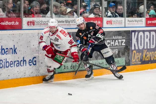 Battle for the puck duel between Patrick Demetz Eisbaeren Regensburg, 92 and Adam Payerl Towerstars Ravensburg, 90 , GER, Ravensburg Towerstars vs Eisbaeren Regensburg, Ice Hockey, DEL2, Season 2024 2025, Matchday 30, 26 12 24 GER, Ravensburg Towerstars vs Eisbaeren Regensburg, Ice Hockey, DEL2, Season 2024 2025, Matchday 30, 26 12 24 Ravenburg Copyright: xEibner-Pressefoto MaximilianxRistx EP_MRT