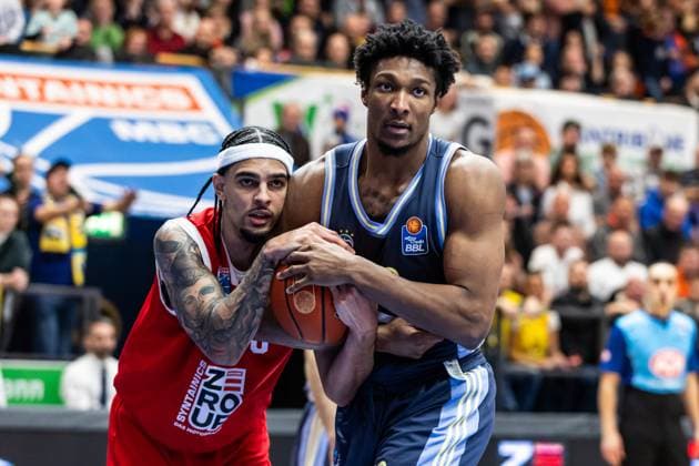 easyCredit Basketball Bundesliga, BBL, Season 2024 2025, Men 28 12 2024, Syntainics MBC Alba Berlin, Michael Devoe Syntainics MBC, No 0 , David McCormack Alba Berlin, No33 fighting for the ball Copyright Alexander Trienitz