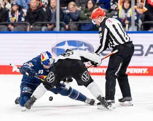 Linesperson Jonas Reinold executes a faceoff between Maximilian Kastner EHC Red Bull Muenchen, 93 and Andy Miele Grizzlys Wolfsburg, 51 GER, EHC Red Bull Muenchen vs Grizzlys Wolfsburg, Ice Hockey, DEL, Matchday 32, Season 2024 2025, 30 12 2024 GER, EHC Red Bull Muenchen vs Grizzlys Wolfsburg, Ice Hockey, DEL, Matchday 32, Season 2024 2025, 30 12 2024 Muenchen Copyright: xEibner-Pressefoto FranzxFeinerx EP_HFR