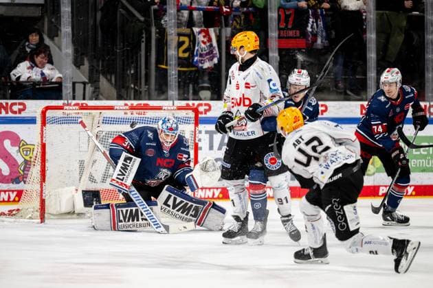 Niklas Treutle 31, Nuernberg Ice Tigers, NIT after shot by Matthew Abt 42, Fischtown Pinguins Bremerhaven, BHV , Nuernberg Ice Tigers vs Fischtown Pinguins Bremerhaven, Ice Hockey, Penny DEL, Matchday 32, 30 12 2024, Nuernberg Ice Tigers vs Fischtown Pinguins Bremerhaven, Ice Hockey, Penny DEL, Matchday 32, 30 12 2024 Copyright: xEibner-Pressefoto ThomasxHahnx EP_NIT