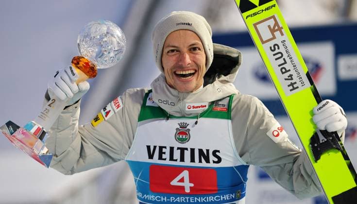 Bilder des Jahres 2025, Sport 01 Januar Sport Themen der Woche KW01 Sport Bilder des Tages Ski jumping, Skispringen, Ski, nordisch - FIS WC Garmisch Partenkirchen GARMISCH-PARTENKIRCHEN,GERMANY,01.JAN.25 - NORDIC SKIING, SKI JUMPING - FIS World Cup, Four Hills Tournament, large hill, men. Image shows the rejoicing of Gregor Deschwanden (SUI). Keywords: trophy. GEPAxpictures xThomasxBachun