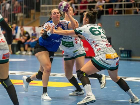 Diana Doegg Magnusdottir HSG Blomberg Lippe, 07 is stopped by Stephanie Elies Frisch Auf Frauen, 63 and Luisa Scherer Frisch Auf Frauen, 24, HSG Bensheim Auerbach vs Frisch Auf Goeppingen, Handball, 1 Bundesliga, Season 2024 2025, 16 11 2024 HSG Bensheim Auerbach vs Frisch Auf Goeppingen, Handball, 1 Bundesliga, Season 2024 2025, 16 11 2024 Bensheim Copyright: xMichaelxSchmidt Eibner-Pressefotx EP_MST