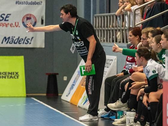 Nico Kiener, Head Coach Frisch Auf Women gives instructions to his team, HSG Blomberg Lippe vs Frisch Auf Goeppingen, Handball, 1 Bundesliga, Season 2024 2025, 04 01 2025 HSG Blomberg Lippe vs Frisch Auf Goeppingen, Handball, 1 Bundesliga, Season 2024 2025, 04 01 2025 Blomberg Copyright: xMichaelxSchmidt Eibner-Pressefotx EP_MST