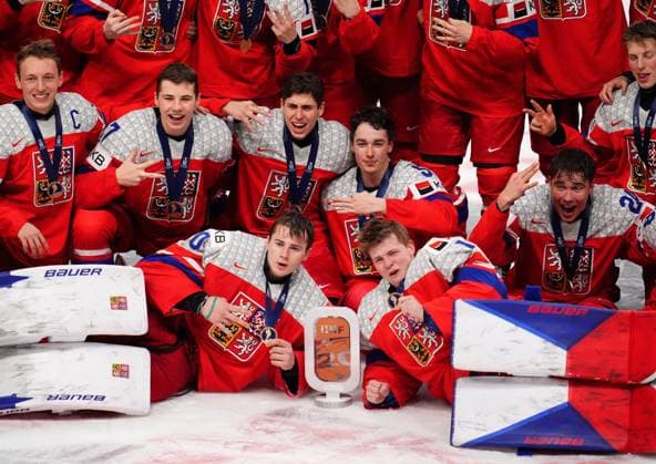 Bilder des Jahres 2025, Sport 01 Januar Sport Themen der Woche KW01 Sport Bilder des Tages January 5, 2025, Ottawa, On, CANADA: Czechia players pose for a group photo after the team beat Sweden to take the World Junior hockey championship bronze medal, in Ottawa, Sunday, Jan. 5, 2025. Canada News - January 5, 2025 - ZUMAc35_ 20250105_zaf_c35_064 Copyright: xSeanxKilpatrickx