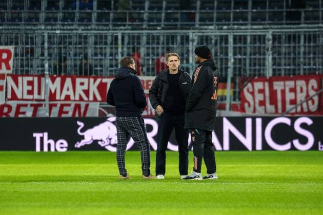 Max Eberl FC Bayern Muenchen, Chief Sports Officer with Christoph Freund FC Bayern Muenchen, Sports Director and Vincent Kompany FC Bayern Muenchen, Head Coach before the match, in conversation, AUT, FC Red Bull Salzburg vs FC Bayern Muenchen, Football, Test match, 2024 2025 season, 06 01 2025, AUT, FC Red Bull Salzburg vs FC Bayern Muenchen, Football, Test match, 2024 2025 season, 06 01 2025 Wals near Salzburg Copyright: xEibner-Pressefoto JennixMaulx EP_JML