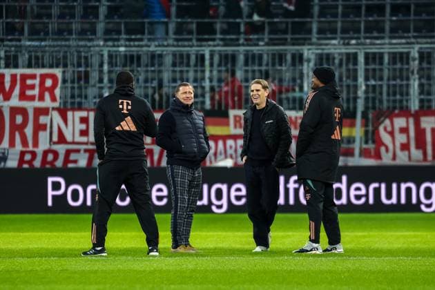 Max Eberl FC Bayern Muenchen, Chief Sports Officer with Christoph Freund FC Bayern Muenchen, Sports Director and Vincent Kompany FC Bayern Muenchen, Head Coach before the match, in conversation, AUT, FC Red Bull Salzburg vs FC Bayern Muenchen, Football, Test match, 2024 2025 season, 06 01 2025, AUT, FC Red Bull Salzburg vs FC Bayern Muenchen, Football, Test match, 2024 2025 season, 06 01 2025 Wals near Salzburg Copyright: xEibner-Pressefoto JennixMaulx EP_JML