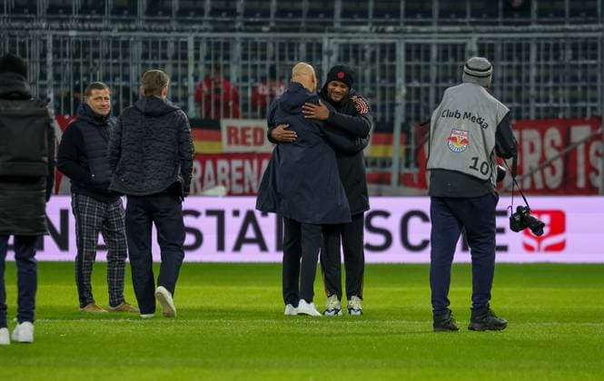 Max Eberl FC Bayern Muenchen, sports director with Christoph Freund FC Bayern Muenchen, sports director and Vincent Kompany FC Bayern Muenchen, head coach hugs Thomas Letsch FC Red Bull Salzburg, head coach , AUT, FC Red Bull Salzburg vs FC Bayern Muenchen, football, test match, 2024 2025 season, 06 01 2025, AUT, FC Red Bull Salzburg vs FC Bayern Muenchen, football, test match, 2024 2025 season, 06 01 2025 Wals bei Salzburg Copyright: xEibner-Pressefoto JennixMaulx EP_JML