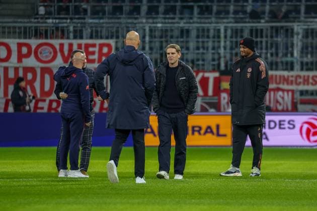 Max Eberl FC Bayern Muenchen, Chief Sports Officer with Christoph Freund FC Bayern Muenchen, Sports Director and Vincent Kompany FC Bayern Muenchen, Head Coach before the match, in conversation with Thomas Letsch FC Red Bull Salzburg, Head Coach , AUT, FC Red Bull Salzburg vs FC Bayern Muenchen, Football, Test match, 2024 2025 season, 06 01 2025, AUT, FC Red Bull Salzburg vs FC Bayern Muenchen, Football, Test match, 2024 2025 season, 06 01 2025 Wals bei Salzburg Copyright: xEibner-Pressefoto JennixMaulx EP_JML