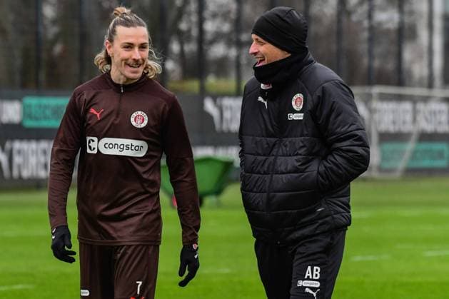 Jackson Irvine Coach Alexander Blessin Pauli laugh Germany , Hamburg , Training ground at Kollaustrasse , Football , 1 Soccer Bundesliga , FC St Pauli