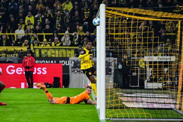 Goal for 1 2 by Jamie Jermaine Bynoe Gittens Borussia Dortmund , Borussia Dortmund vs Bayer Leverkusen, Football, 1 Bundesliga, 16 Matchday, 10 01 2025 DFB regulations prohibit any use of photographs as image sequences and or quasi video Dortmund Nordrhein Westfalen Germany Copyright: xkolbert-press MarcxNiemeyerx