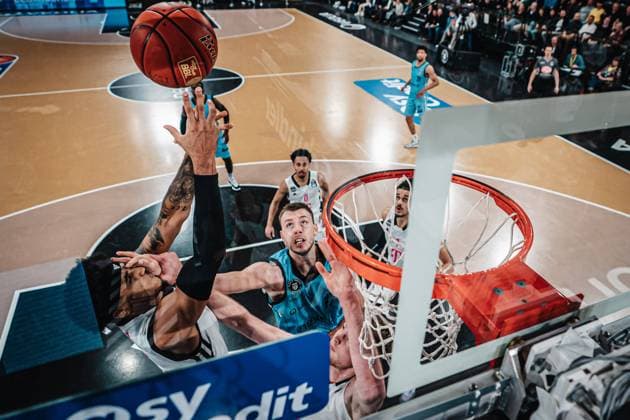Basketball Men Season 2024 2025 easyCredit Basketball Bundesliga 16 Matchday Veolia Towers Hamburg vs Telekom Baskets Bonn 10 01 2025 v l Rivaldo Soares 5, Telekom Baskets Bonn gets an arm from Niklas Wimberg 17, Veolia Towers Hamburg in the face Hamburg Inselpark Arena Hamburg Germany
