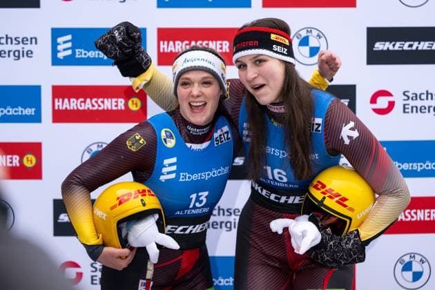 Anna Berreiter Germany , Merle Fraebel Germany celebrate 2nd and 3rd place on the podium in the Leaders Box, GER, FIL Eberspaecher Luge World Cup Altenberg, womens single-seater race, 2024 2025 season, 12 01 2025 GER, FIL Eberspaecher Luge World Cup Altenberg, womens single-seater race, 2024 2025 season, 12 01 2025 Altenberg Copyright: xEibner-Pressefoto Memmlerx EP_MMR