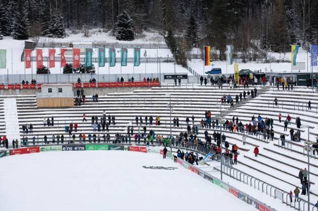 12 01 2025, Ski jumping, men, FIS Continental Cup, winter, 8 individual competition View of the spectators who persevered in the cold temperatures Klingenthal Vogtland Arena Saxony Germany