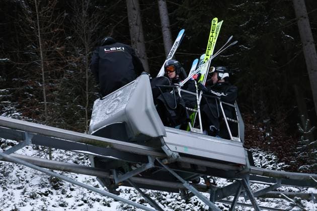 12 01 2025, Ski jumping, men, FIS Continental Cup, winter, 8 individual competition Ski jumpers arrive in the valley by lift vehicle after the competition had to be canceled Klingenthal Vogtland Arena Saxony Germany