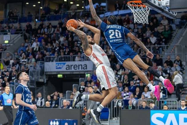 Michael Weathers MLP Academics Heidelberg, 20 , Elias Harris FC Bayern Basketball, 20 , Flight, Flying, Throw, Action, MLP Academics Heidelberg vs FC Bayern Basketball, Basketball, Easy Credit BBL, Easy Credit Basketball Bundesliga, 14 Matchday, Season 2024 2025, 12 01 2025, MLP Academics Heidelberg vs FC Bayern Basketball, Basketball, Easy Credit BBL, Easy Credit Basketball Bundesliga, 14 Matchday, Season 2024 2025, 12 01 2025, Photo Eibner Pressefoto Lena und Christina Wessely Mannheim Copyright: xEibner-Pressefotox EP_LCW