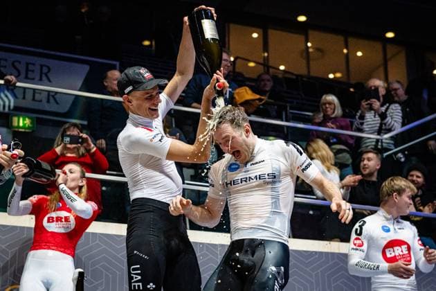 POLITT Nils, HAVIK Yoeri Sixdays Bremen 2025 Team 2 VELO TRACK SEREMAK Nikola POL BABEK Tomas CZE Team 3 JÄHRIG Fabienne GER Black SIGMUND Marla GER Red Team 9 SWB REINHARDT Theo GER Black KLUGE Roger GER Red Second Place Team 1 FLUGHAFEN BREMEN PRÖPSTER Alessa Catriona GER FÖRSTEMANN Robert GER Team 1 KÄMPFERT Isabell GER Black BRAUßE Franziska GER Red Team 1 HERMES SYSTEME HAVIK Yoeri NED Black POLITT Nils GER Red Winner First Place Team 6 TVEIT Nora NOR Black NELSON Lucy GBR Red Team 3 FLUGHAFEN BREMEN TROMMLER Athina GER VOGT Jakob GER Team 6 STARK GEBÄUDEREINIGUNG CONSONNI Simone ITA Black VIVIANI Elia ITA Red Third Place Award Ceremony Medal Ceremony Podium General Classement Landscape horizontal Landscape Event Event Sixdays Bremen 2025 Category Category Category Cycling Track Cycling Sixdays Elite Men ane Women Location Location Europe Germany Bremen ÖVB Arena Discipline Distance m Date Date 13 01 2025 Monday Day 4