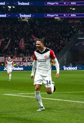 Nnamdi Collins Eintracht Frankfurt, 34 celebrates the goal for 4 1, GER, Eintracht Frankfurt vs SC Freiburg, Football, 1 Bundesliga, Matchday 17, Season 2024 2025, 14 01 2025 DFL REGULATIONS PROHIBIT ANY USE OF PHOTOGRAPHS as IMAGE SEQUENCES and or QUASI VIDEO GER, Eintracht Frankfurt vs SC Freiburg, Football, 1 Bundesliga, Matchday 17, Season 2024 2025, 14 01 2025 Frankfurt Copyright: xEibner-Pressefoto FlorianxWiegandx EP_FWD