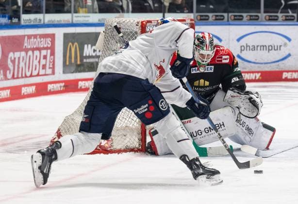 Tobias Rieder EHC Red Bull Muenchen, 8 missed against Strauss Mann Goalkeeper, Augsburger Panther, 38 GER, Augsburger Panther vs EHC Red Bull Muenchen, Ice Hockey, DEL, Matchday 37, Season 2024 2025, 16 01 2025 GER, Augsburger Panther vs EHC Red Bull Muenchen, Ice Hockey, DEL, Matchday 37, Season 2024 2025, 16 01 2025 Augsburg Copyright: xEibner-Pressefoto HeikexFeinerx EP_HFR