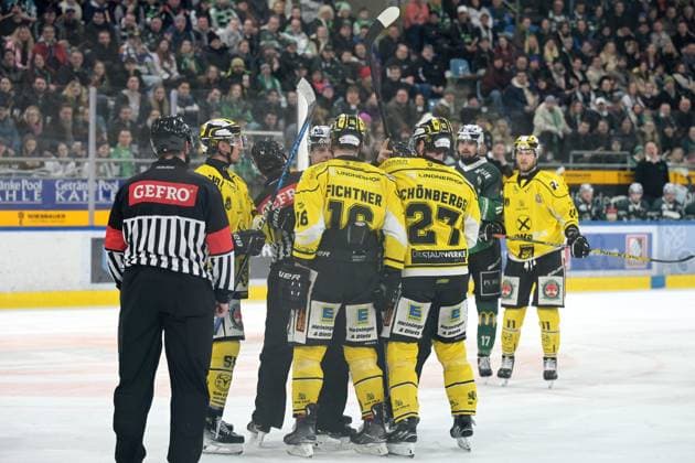Pack formation on the ice Bietigheim Steelers vs EC Toelzer Loewen, Ice field hockey, Oberliga Sued, 39 Matchday, Season 2024 2025, 17 01 2025 Bietigheim Steelers vs EC Toelzer Loewen, Ice field hockey, Oberliga Sued, 39 Matchday, Season 2024 2025 17 01 2025 Bietigheim Copyright: xEibner-Pressefotox EP_TBR