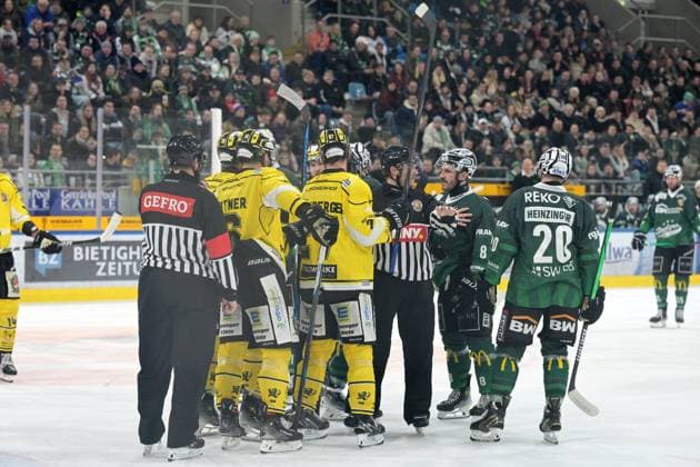 Pack formation on the ice Bietigheim Steelers vs EC Toelzer Loewen, Ice field hockey, Oberliga Sued, 39 Matchday, Season 2024 2025, 17 01 2025 Bietigheim Steelers vs EC Toelzer Loewen, Ice field hockey, Oberliga Sued, 39 Matchday, Season 2024 2025 17 01 2025 Bietigheim Copyright: xEibner-Pressefotox EP_TBR